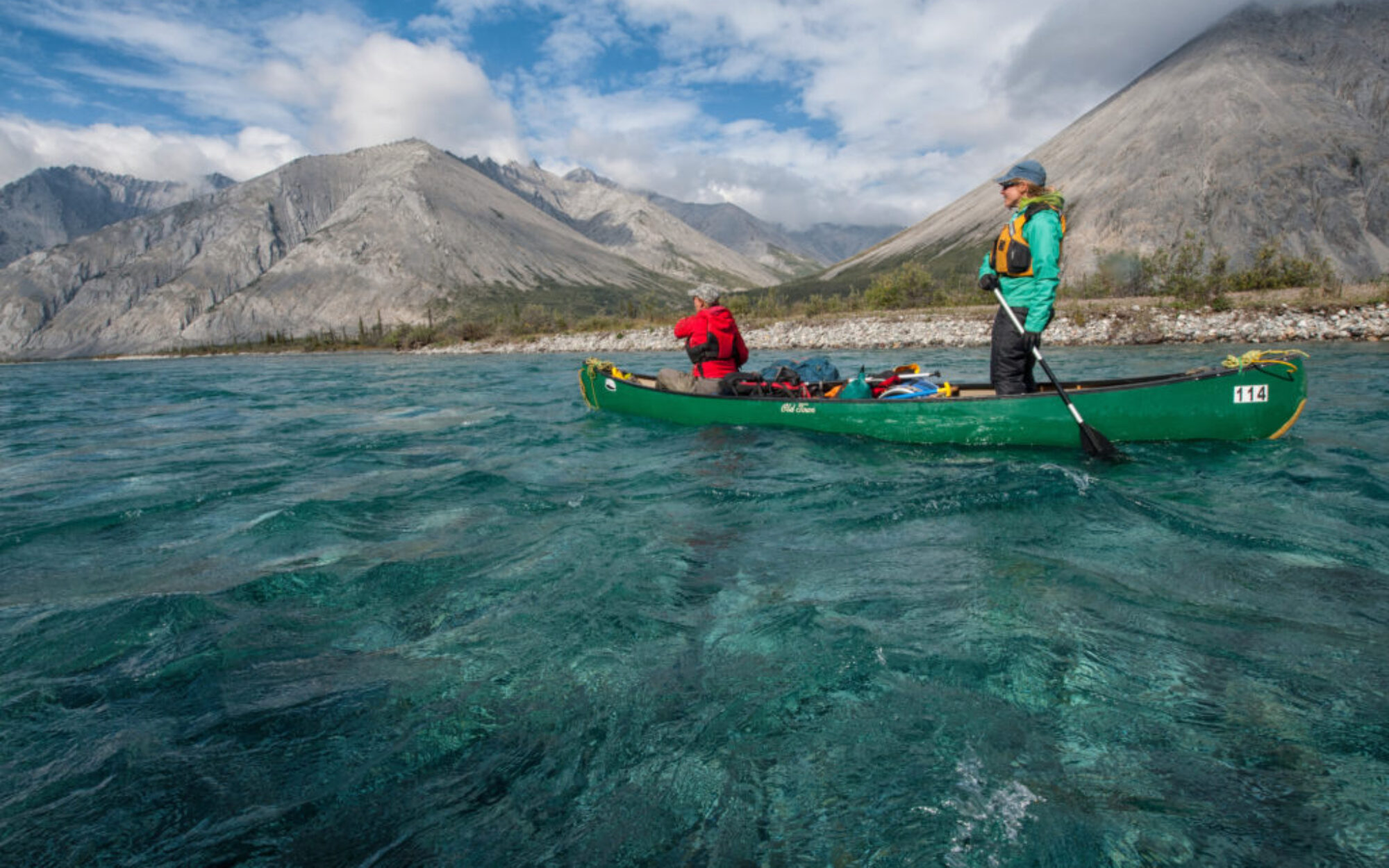 Paddlers_float_over_the_aquamarine_colours_of_the_Wind_River_©_Peter_Mather